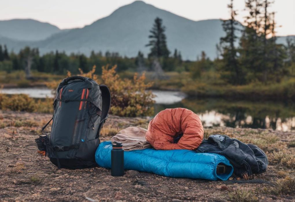 « Les essentiels pour un voyage minimaliste : comment partir léger et bien organisé »