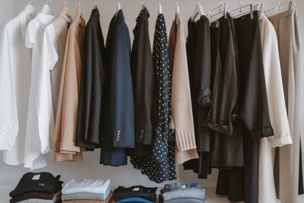 Créer une garde-robe capsule : minimalisme et style au quotidien Créer une garde-robe capsule : minimalisme et style au quotidien