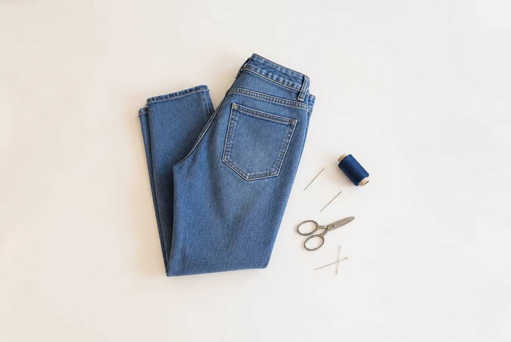 Retouche jeans : comment ajuster un pantalon facilement et proprement