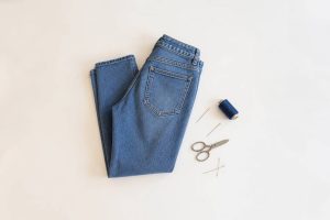 Retouche jeans : comment ajuster un pantalon facilement et proprement