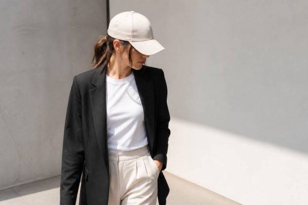 Comment porter une casquette avec style au quotidien
