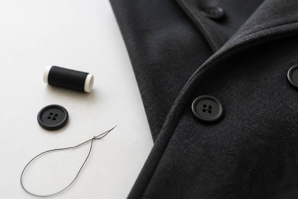 Comment coudre un bouton de manteau facilement et solidement