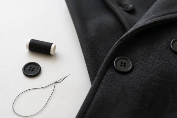 Comment coudre un bouton de manteau facilement et solidement