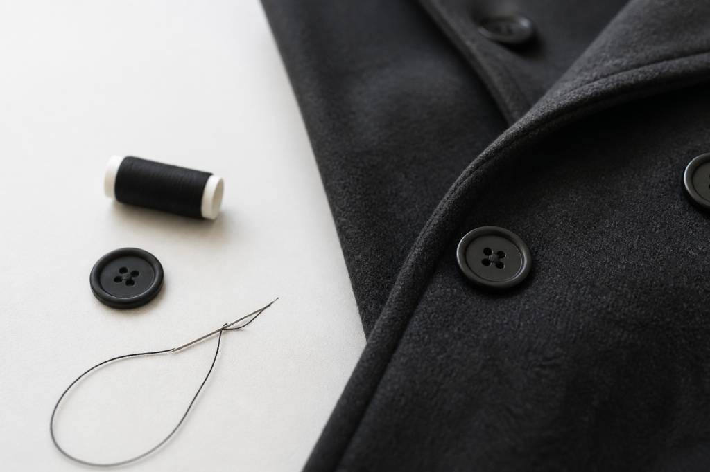Comment coudre un bouton de manteau facilement et solidement
